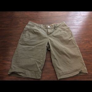 Women Columbia Hiking Shorts size 4